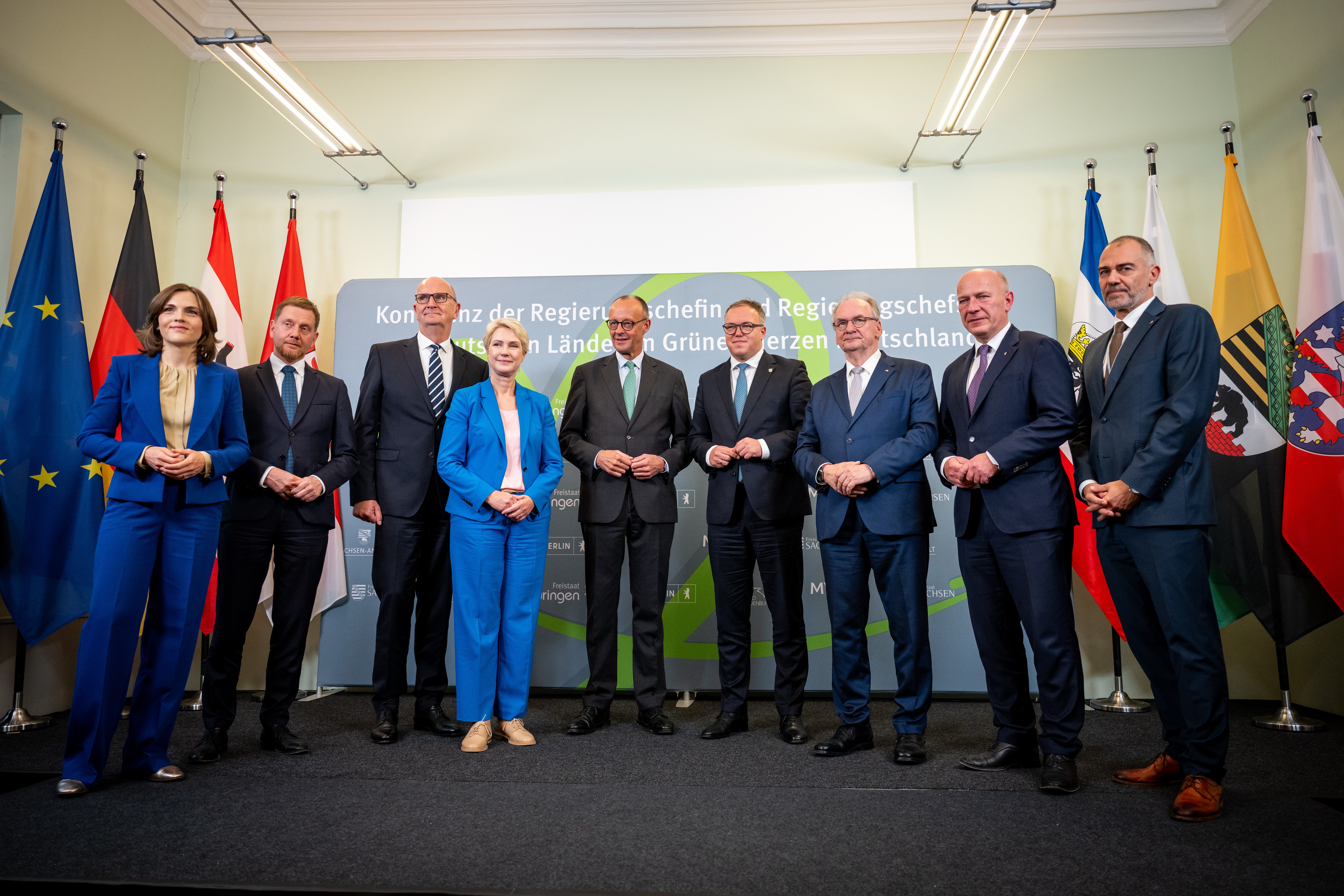 Ministerpräsidenten-Konferenz Ost mit Bundeskanzler Friedrich Merz, Verteidigungsminister Boris Pistorius und Elisabeth Kaiser, Ost-Beauftragte der Bundesregierung, am 25. September. Bild: TSK/ Jacob Schroeter.