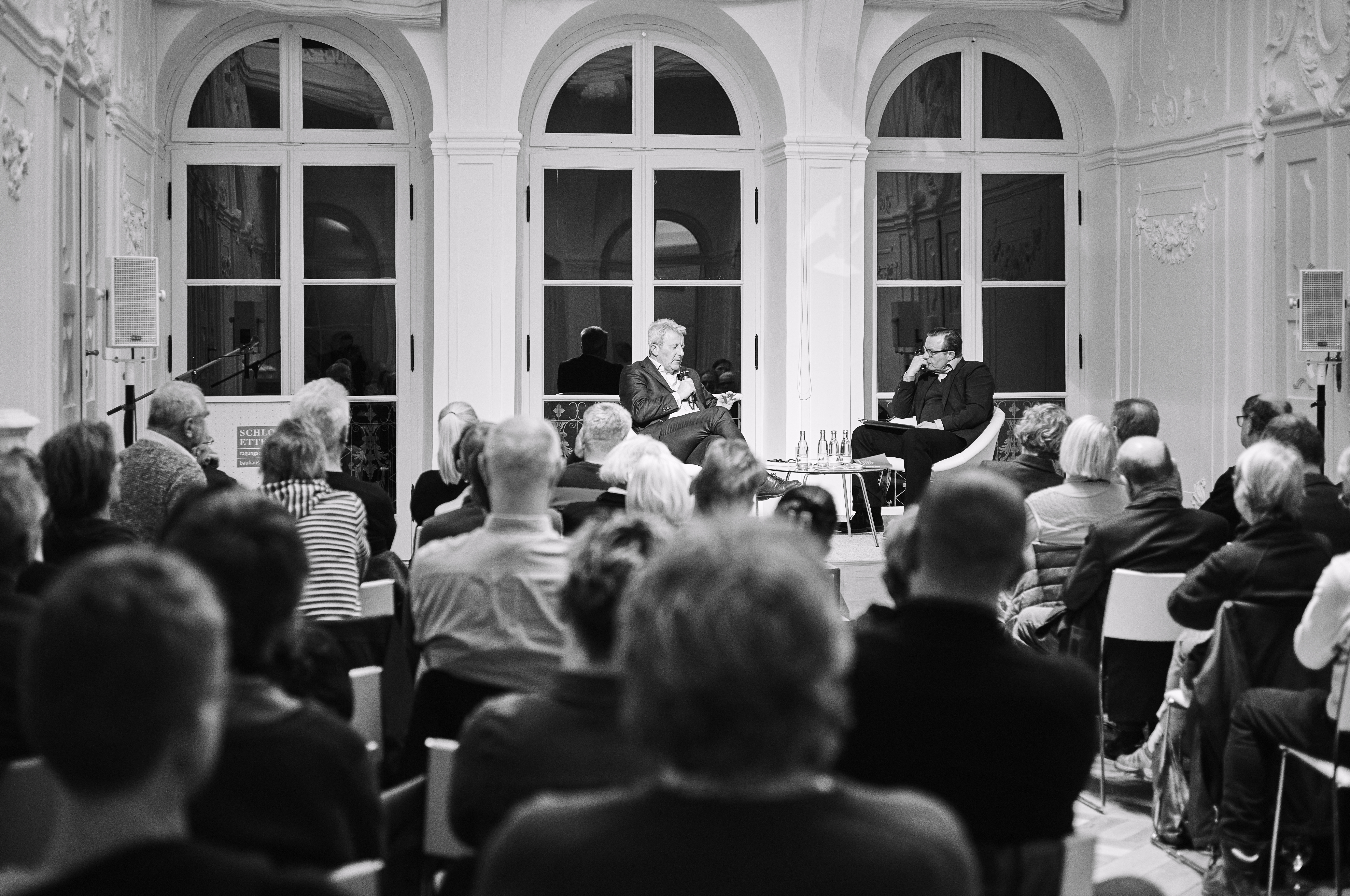 ETTERSBURGER GESPRÄCHE: im Gewehrsaal oder im Weißen Saal (hier mit Philip Manow: "Unter Beobachtung. Die Bestimmung der liberalen Demokratie"). Bild: Guido Werner.
